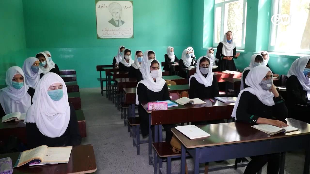 افغانستان: دروازه‌های مکاتب در ۲۷ ولایت به روی دختران بسته اند