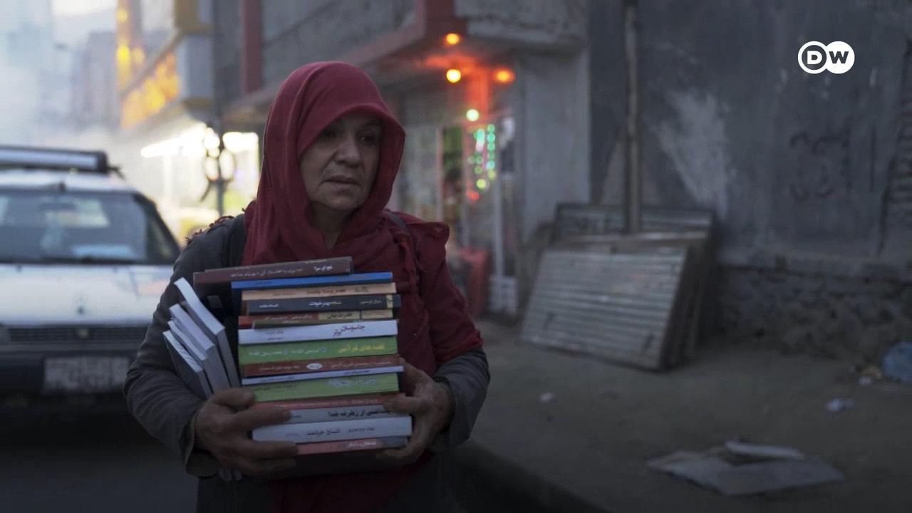 گلجان از معدود زنان افغان است که بدون همراه شرعی در کابل کتاب فروشی می کند.