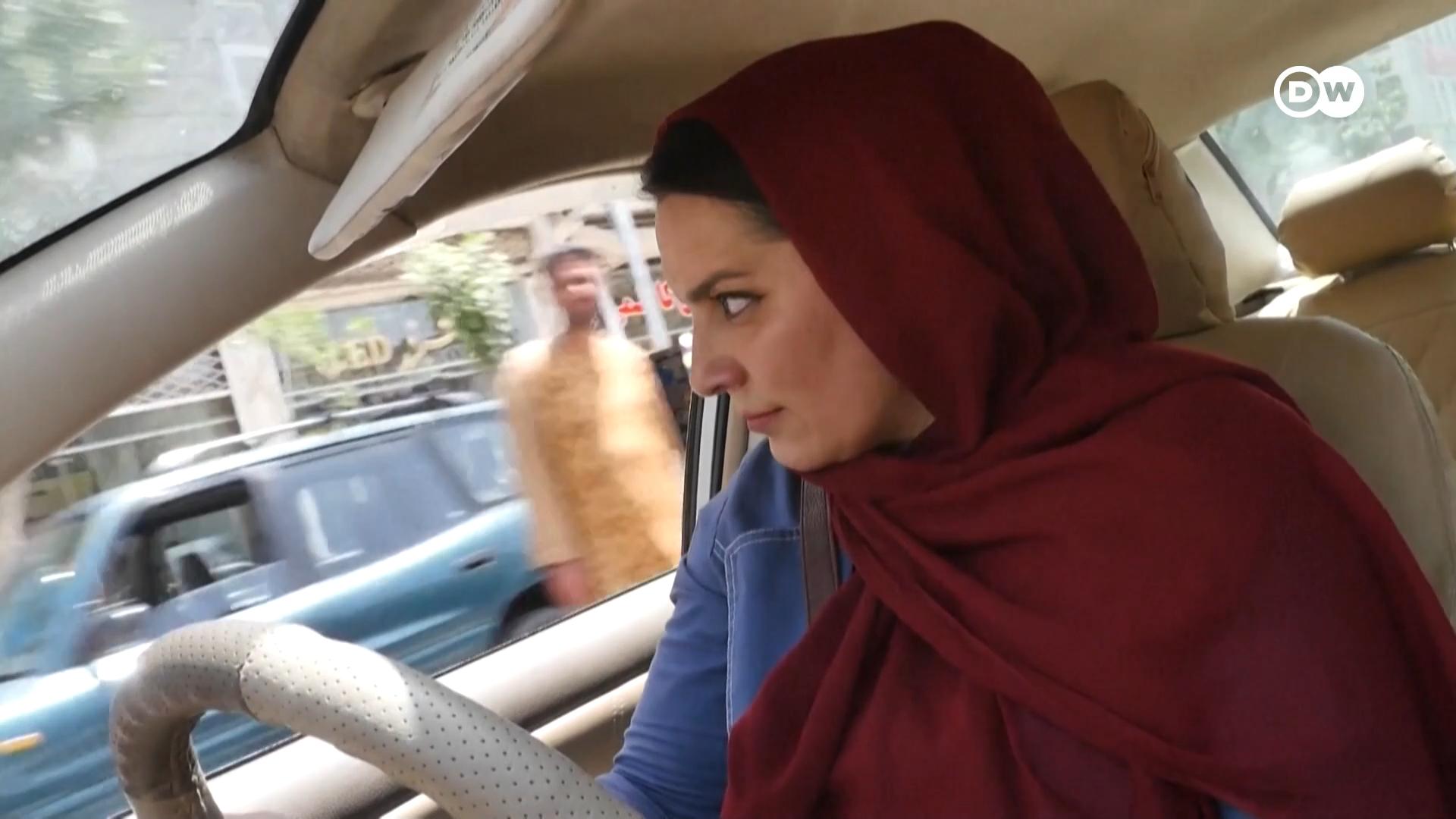 اما زنان در افغانستان از حق شان برای داشتن گواهینامه رانندگی دفاع می کنند. 