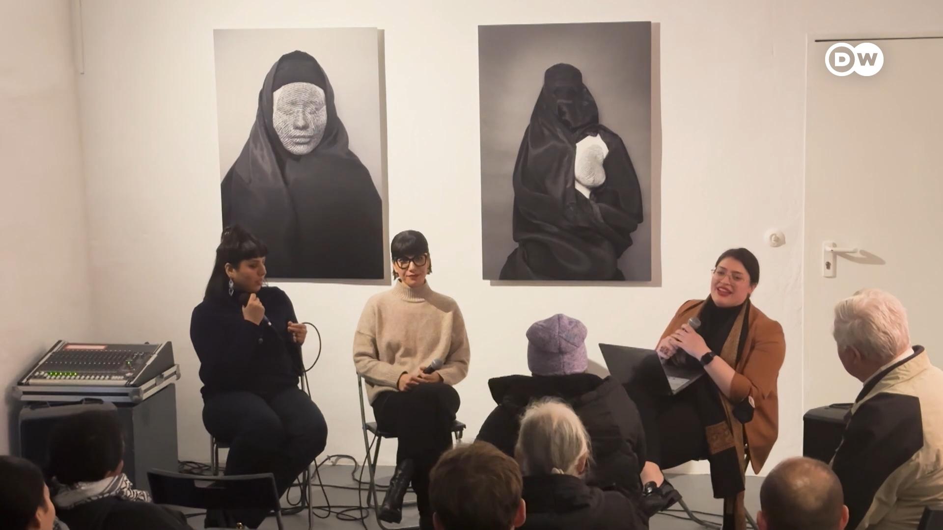 هنرمندان افغان نمایشگاهی از آثار هنری را در آلمان برگزار کرده اند که به سیر تاریخی هویت زنان در افغانستان می‌پرداز‌د. 