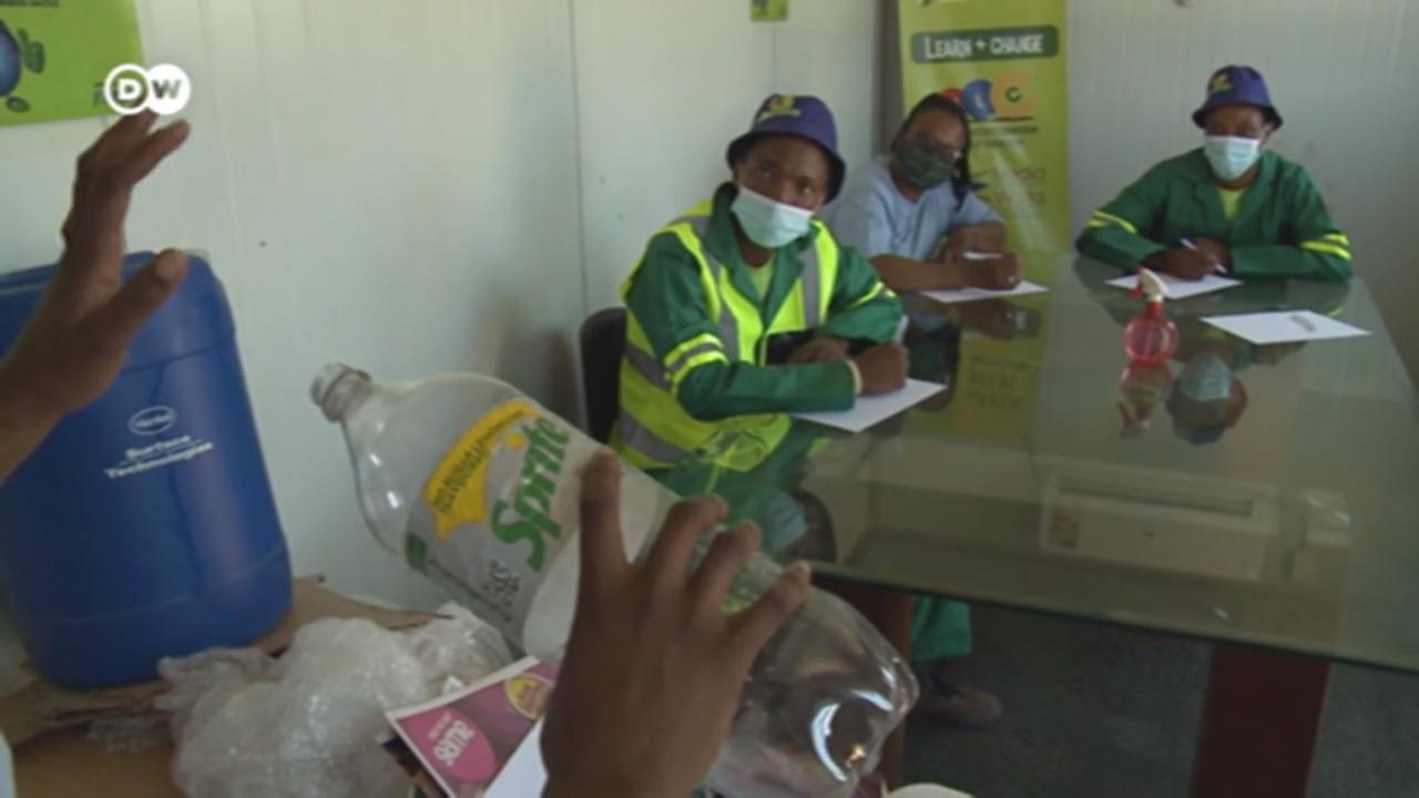Ein Unternehmen in Südafrika gibt Müllsammlern Kurse, damit sie den Abfall trennen und mehr Geld verdienen können.