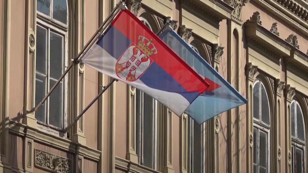 Serbien wählt am 3. April 2022 ein neues Parlament. Die Gesellschaft ist gespalten. Doch was erwarten die Jugendlichen? 