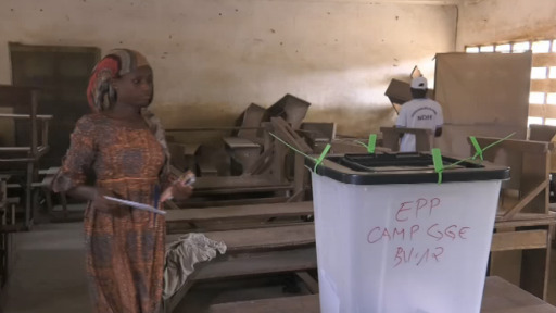 Présidentielle au Togo : les uns votent déjá, les autres cherchent encore leurs noms sur les listes d'électeurs.