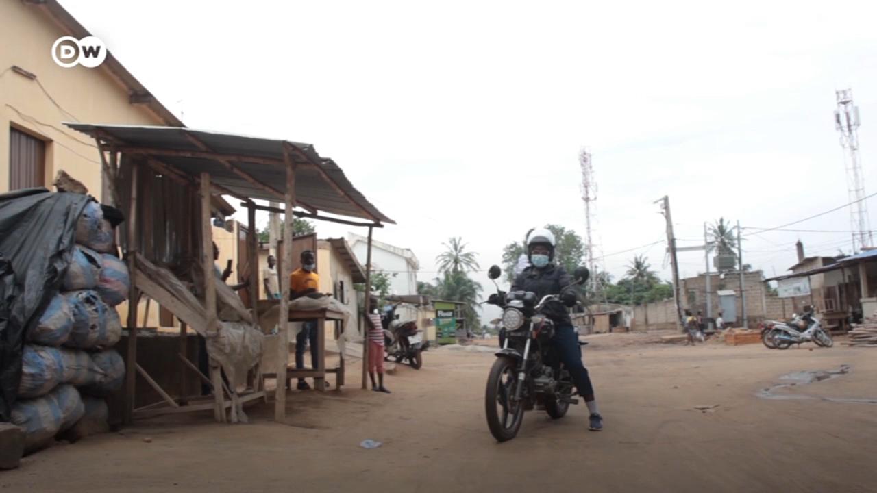 Togo : conductrice de moto-taxi, elle brise les tabous 