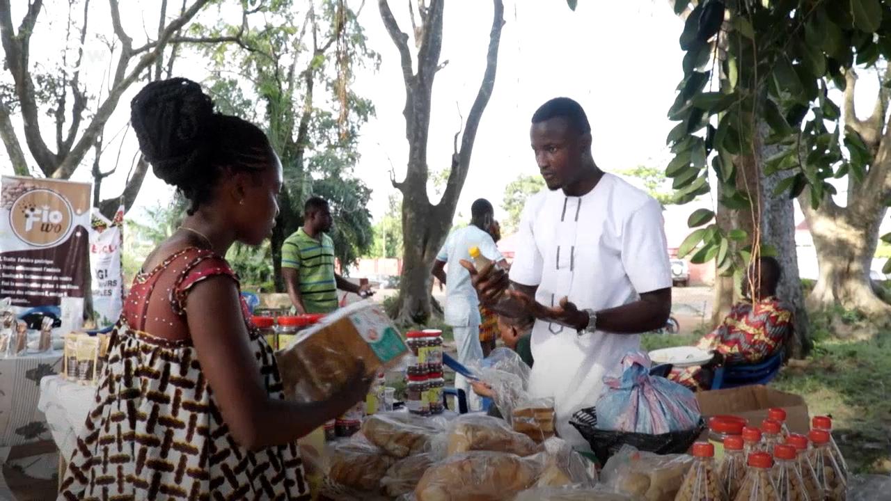 Au Togo, le troc permet de consommer local sans dépenser d'argent DW