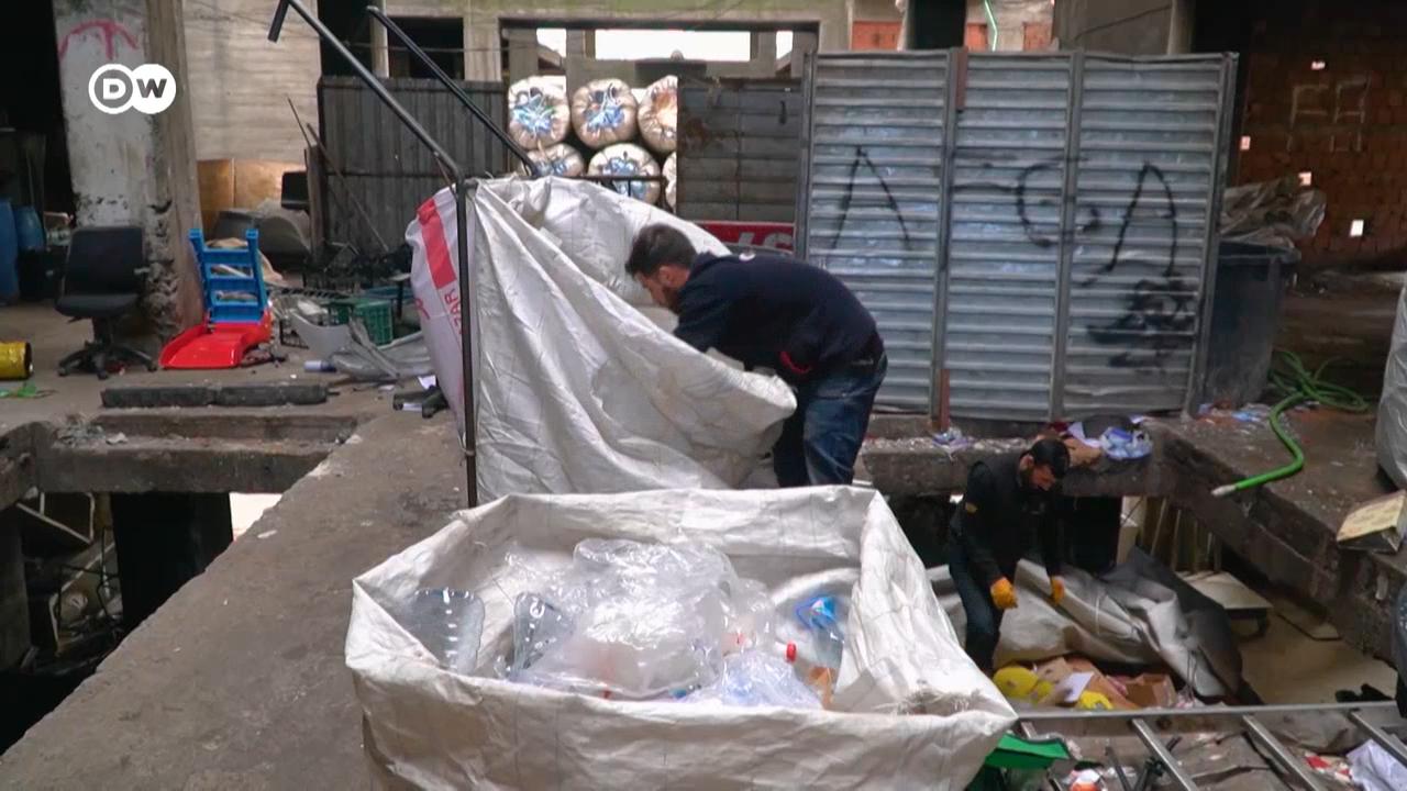 Εδώ καιρό η Τουρκία βιώνει μια βαθιά οικονομική κρίση. Πολλοί αναζητούν λύσεις στα σκουπίδια.