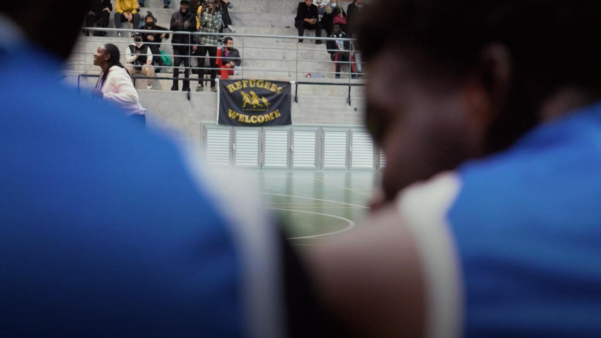 Περιμένοντας να εξεταστούν οι αιτήσεις τους, πρόσφυγες και μετανάστες προπονούνται στην ομάδα μπάσκετ HOPE στη Λευκωσία.