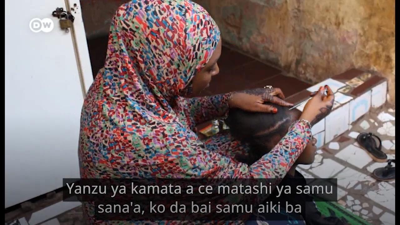 Matashiya mai sana'ar kitso da kunshi