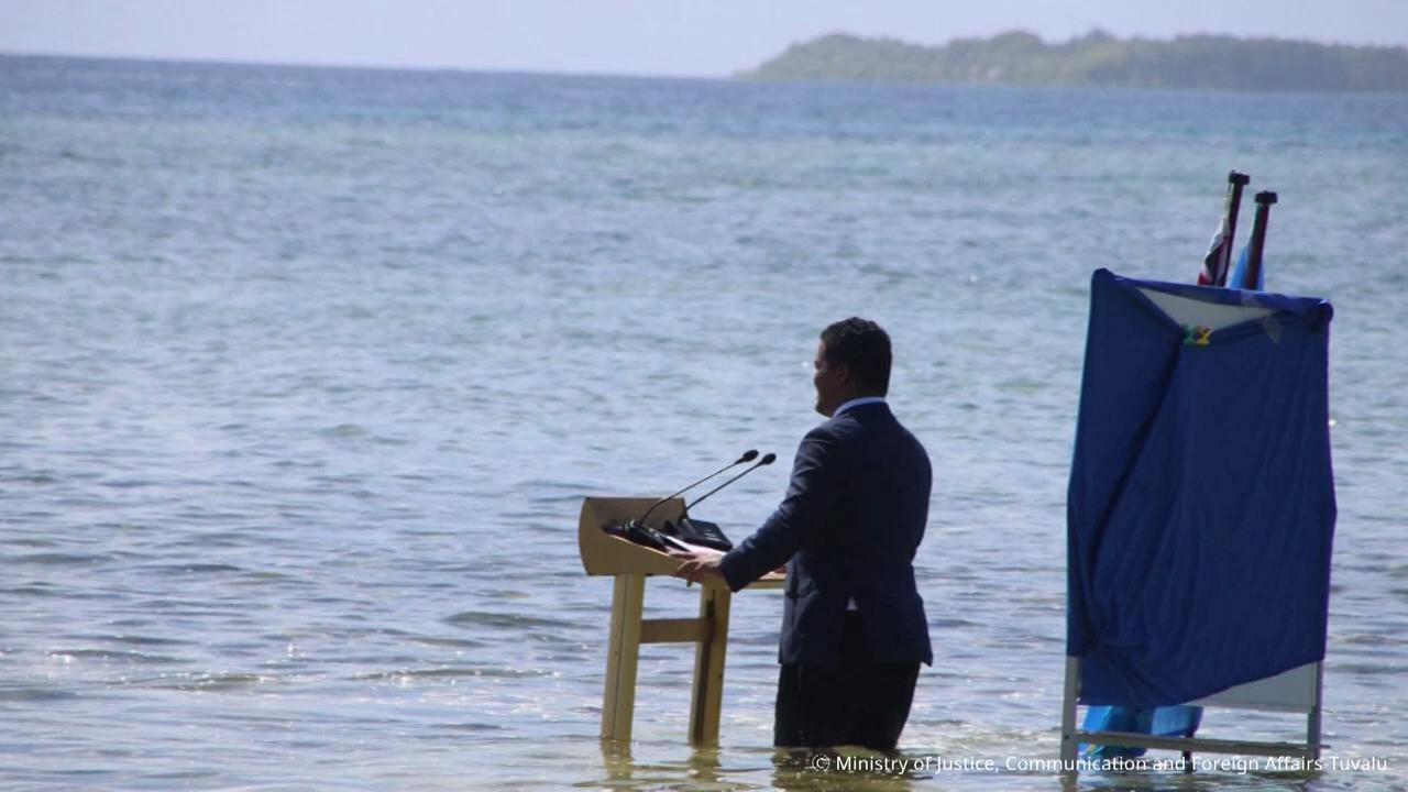 विदेश मंत्री ने समंदर में खड़े होकर दिया संदेश