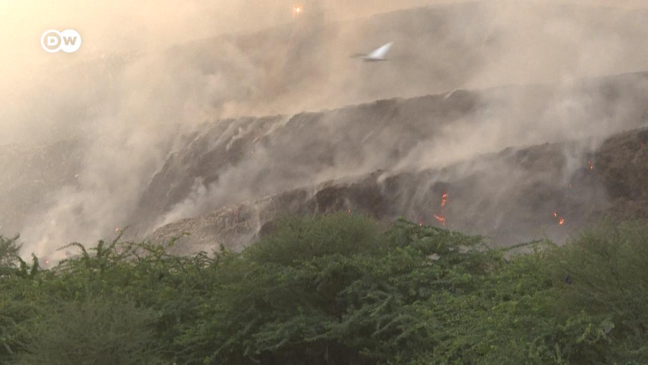 दिल्ली में कचरे के पहाड़ में लगी आग