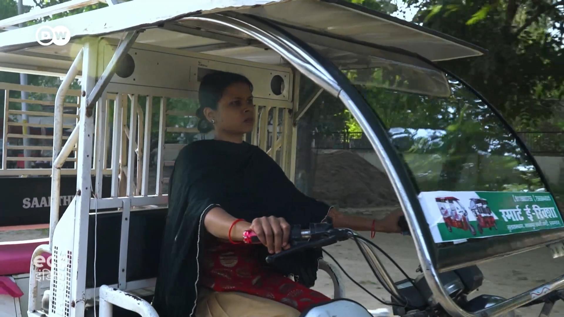 देखिए, कैसे रिक्शा चलाती महिलाएं समाजिक रूढ़ियों को तोड़ने का काम कर रही हैं.