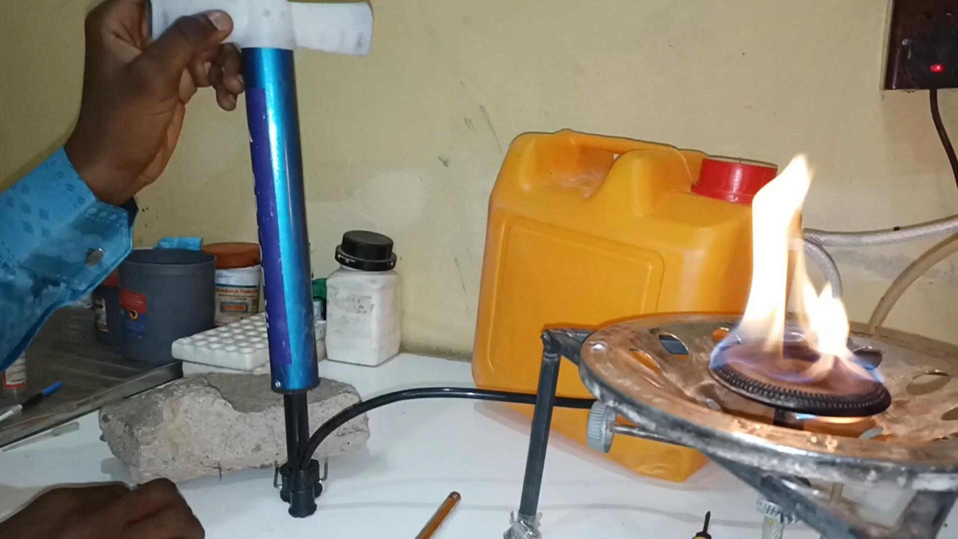 पर्यावरण को नुकसान की चिंताओं के बीच नाइजीरिया के एक शख्स ने पानी से जलने वाला चूल्हा ईजाद किया है.