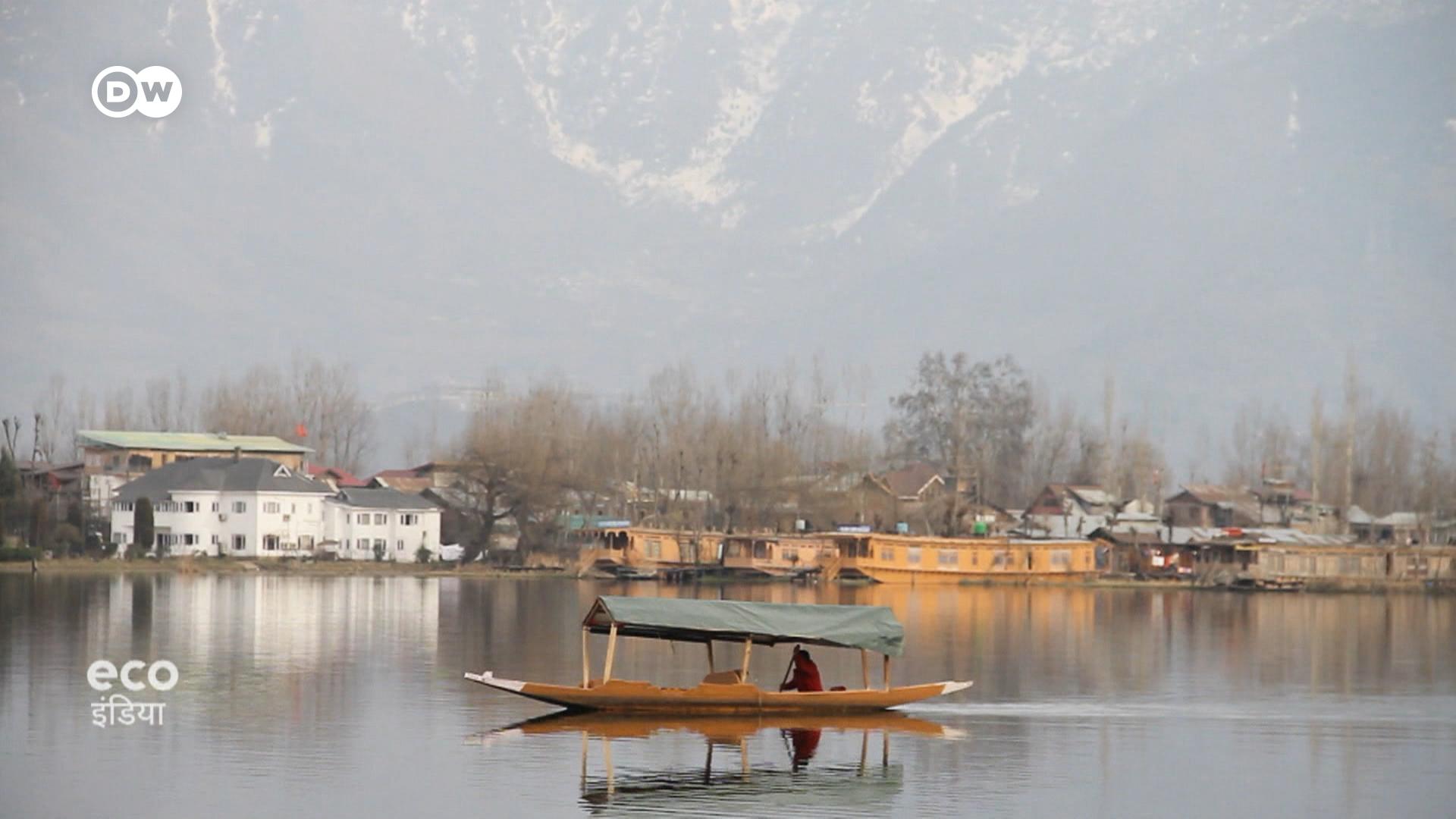 झीलों को साफ करता कश्मीर का एक बुजुर्ग