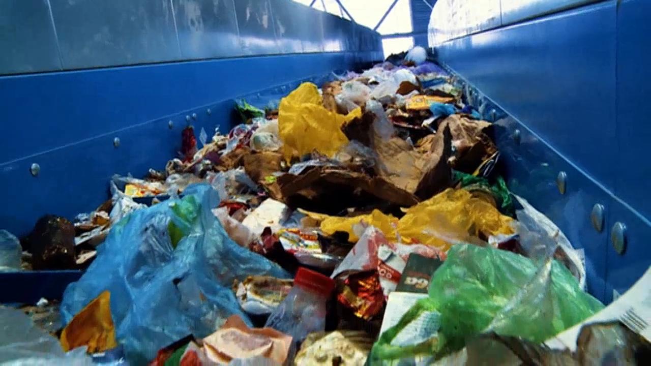 Uskoro bi se čovječanstvo moglo ugušiti u smeću. Godišnje naime proizvodimo oko dvije milijarde tona kućnog otpada.