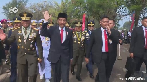 Tertahan macet, Presiden Jokowi terpaksa jalan kaki tiga kilometer menuju lokasi upacara puncak HUT TNI.