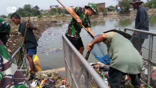 Dengan teknik Jerman sampah plastik Citarum dibersihkan dan dijual ke bank sampah, sungai bersih dan warga dapat duit