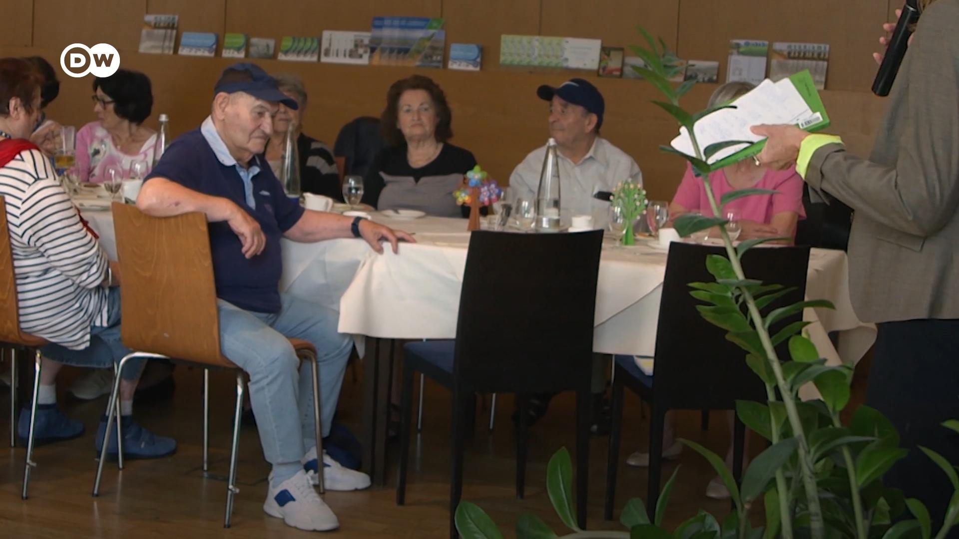 Natan G. i inni ocaleni z Holokaustu spotykają się w monachijskiej kawiarni i dzielą swoimi traumatycznymi przeżyciami.