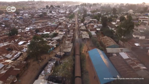 Conhece o famoso comboio Expresso Lunático que atravessa duas vezes por dia Kibera, o maior bairro de lata de Nairobi?