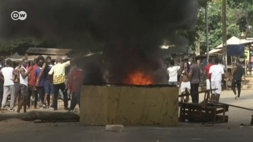 Dezenas de pessoas queimaram parte de um centro de deteção do coronavírus que estava em construção em Abidjan.