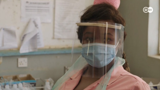 Uma empresa de reciclagem do Uganda está agora a produzir máscaras - uma necessidade urgente nos hospitais.