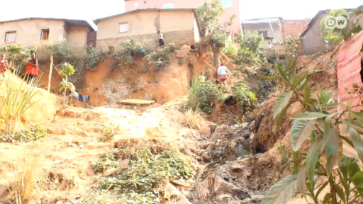 Em Angola, centenas de residências estão em risco de desabar. São construções nas imediações de ravinas. 