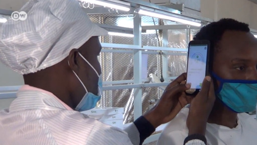 Um telemóvel feito no Uganda é uma boa alternativa na luta contra a pandemia. E também pode diagnosticar outras doenças.