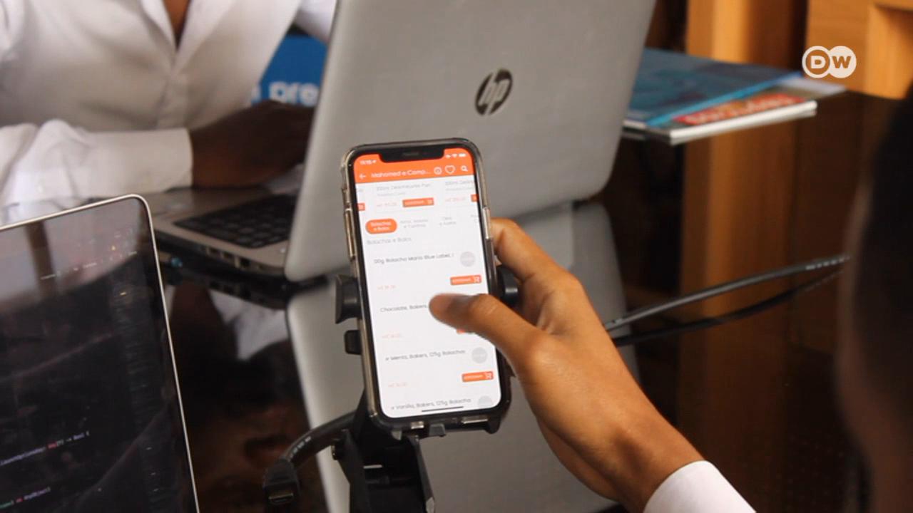 Dois jovens engenheiros moçambicanos criaram uma aplicação de telemóvel para fazer pagamentos eletrónicos.