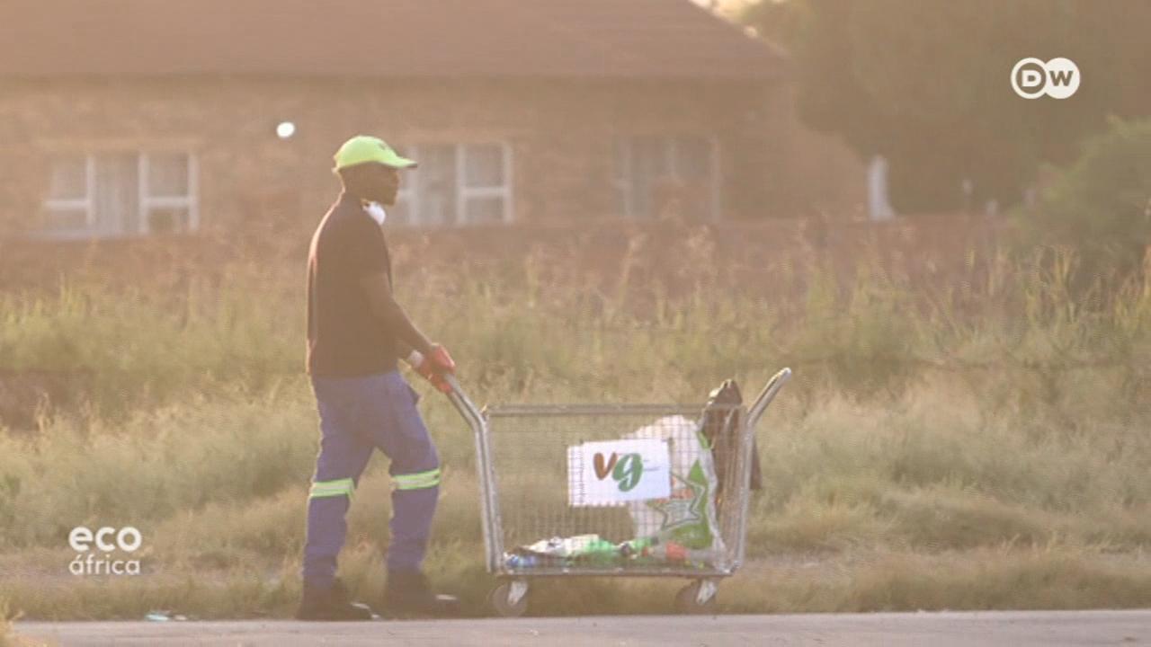 Uma startup sul-africana usa música, dança e teatro para envolver a comunidade nos seus esforços de reciclagem.