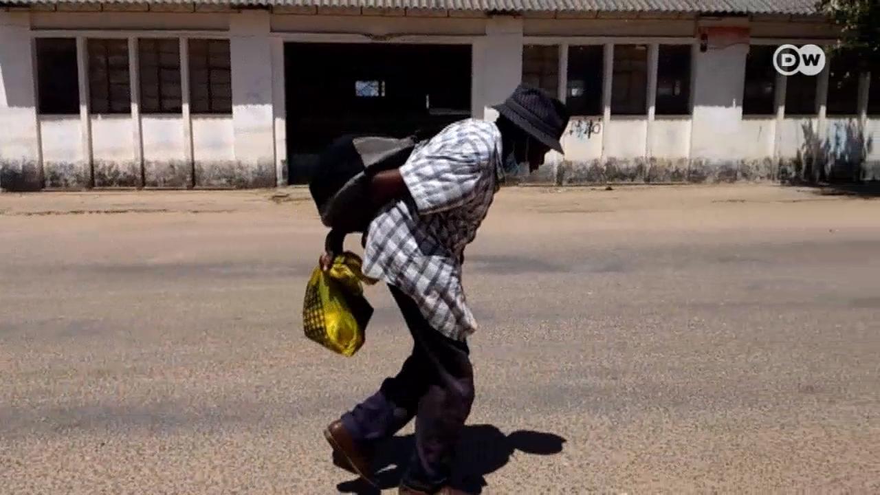 Para sobreviver, idosos na província de Inhambane pedem esmola ou vendem nas ruas.