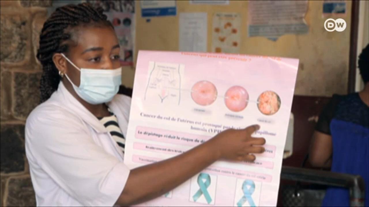 Em Yaoundé, jovem enfermeira ajuda mulheres a prevenir o cancro do colo do útero.
