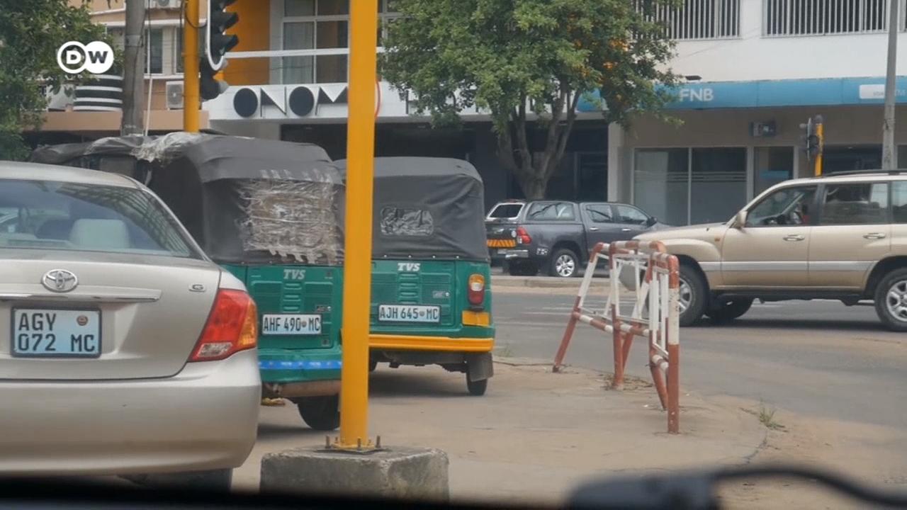 Neste novo vídeo do canal do Youtube da DW, Yara Mel dá-lhe a conhecer o negócios dos motoristas de txopelas em Maputo.