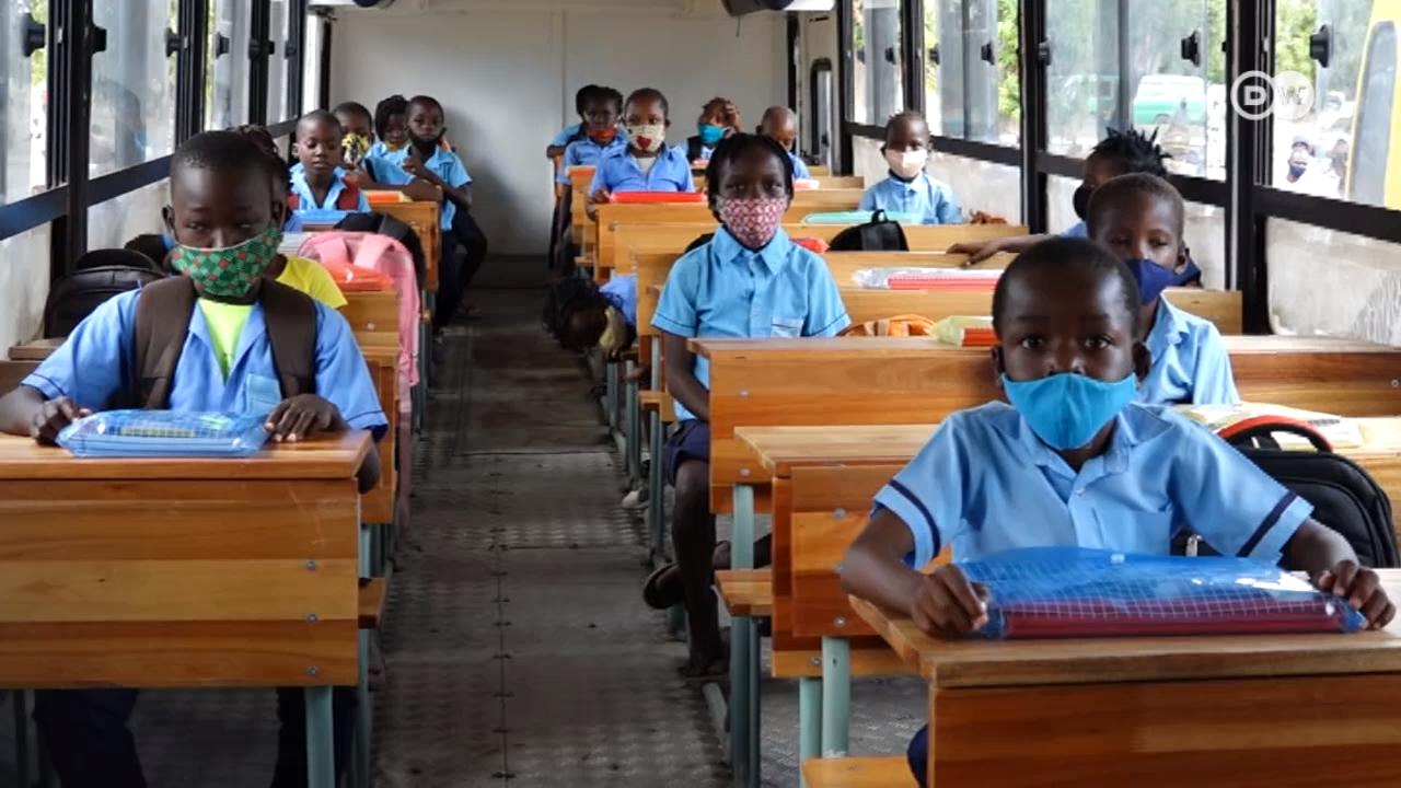 Os ciclones causaram danos a mil escolas da Beira. Uma alternativa é reciclar machimbombos e usá-los como sala de aula.