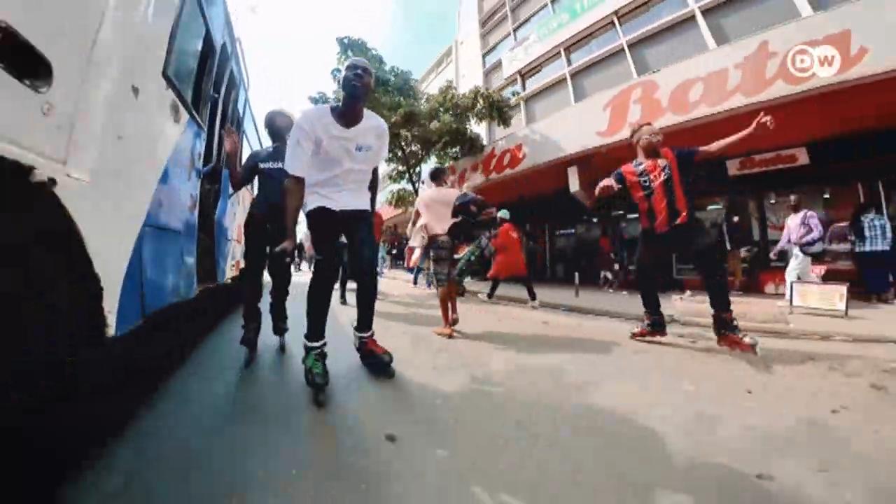 Há cada vez mais patinadores em linha em Nairobi. Os jovens querem mais espaço para este desporto.