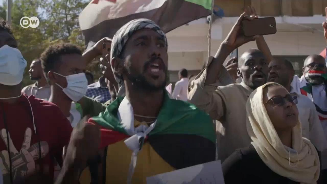 No Sudão, manifestantes relatam que pedir a volta da democracia é cada vez mais arriscado.