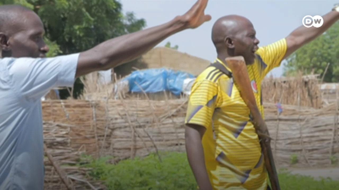 No norte dos Camarões, cidadãos resolveram defender-se e criaram um grupo de vigilância para proteger a sua aldeia.