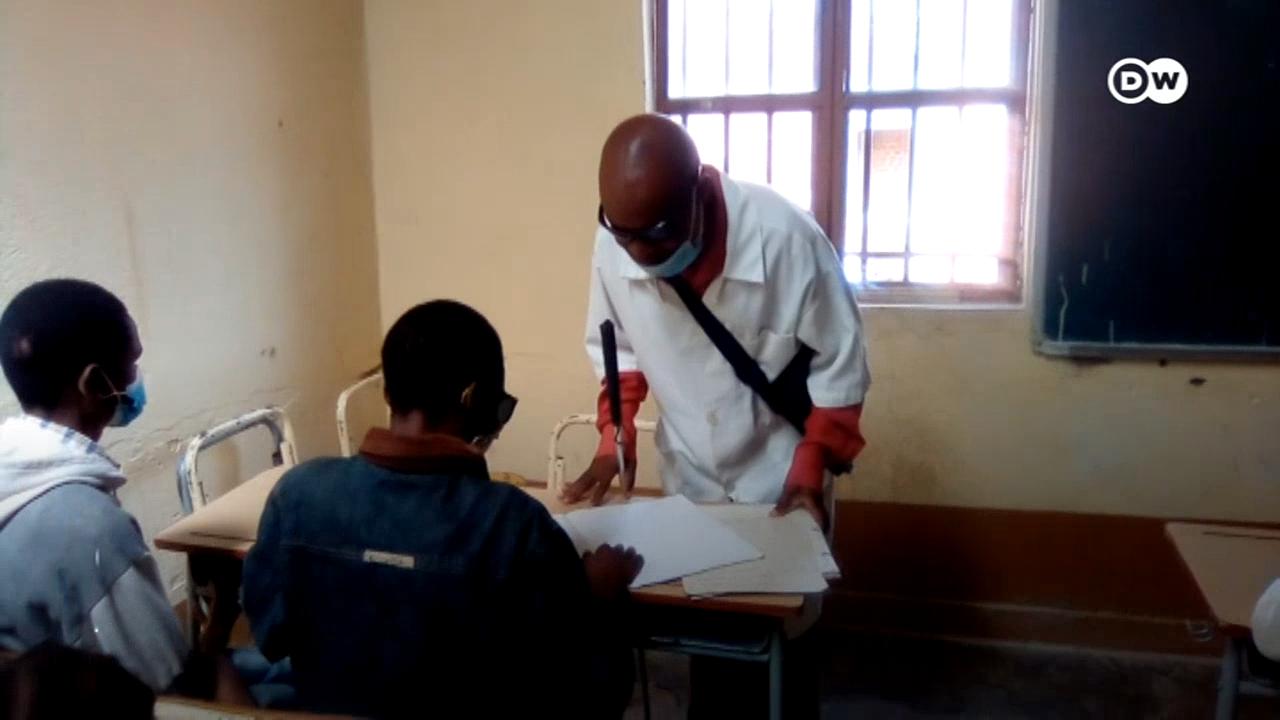 Na província do Cuando Cubango, um professor dedica-se a ensinar braile e outros conteúdos aos deficientes visuais.