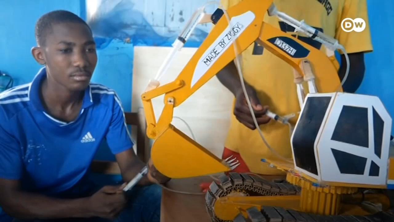 Awah Blaise Chi fugiu da região anglófona dos Camarões e faz protótipos de maquinaria pesada com vários materiais.