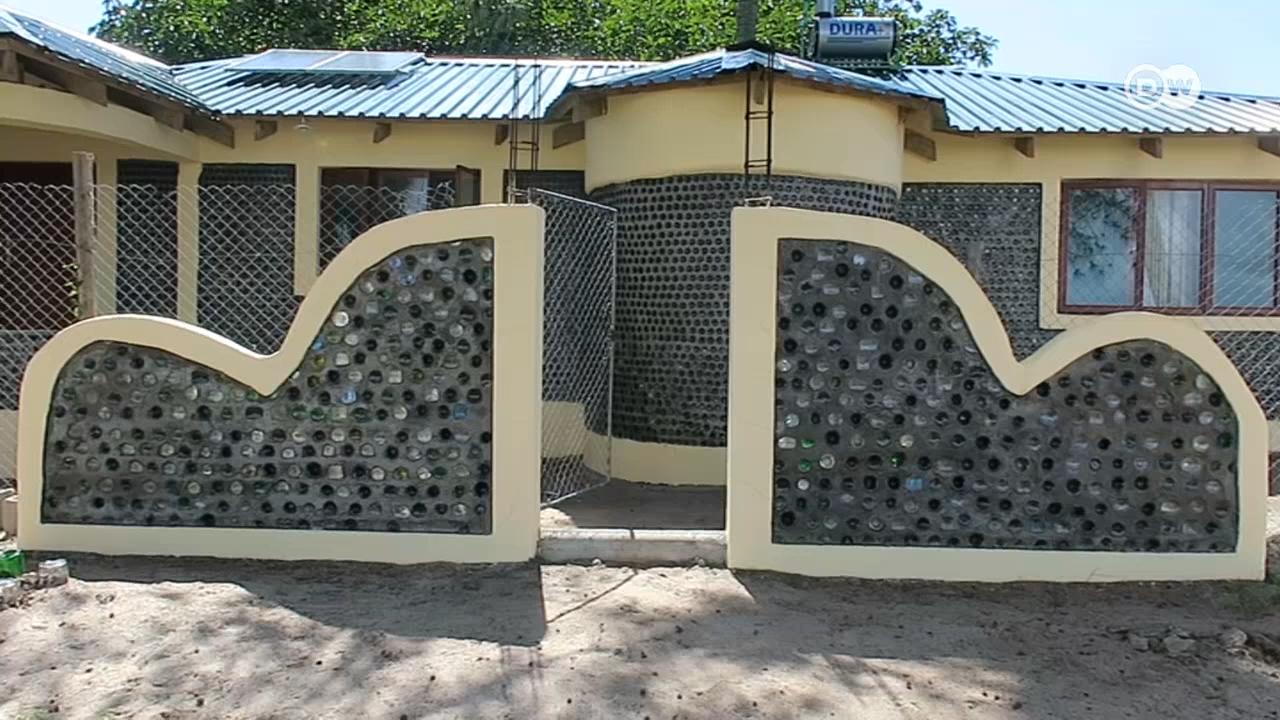 Casa foi construída por iniciativa de uma ONG, com mais de 160.000 garrafas, painéis solares e mobiliário ecológico.