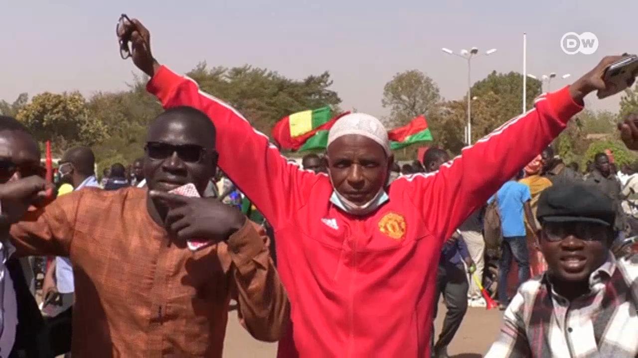 Centenas de pessoas saíram às ruas de Ouagadougou numa manifestação de apoio à nova junta liderada pelas forças armadas.
