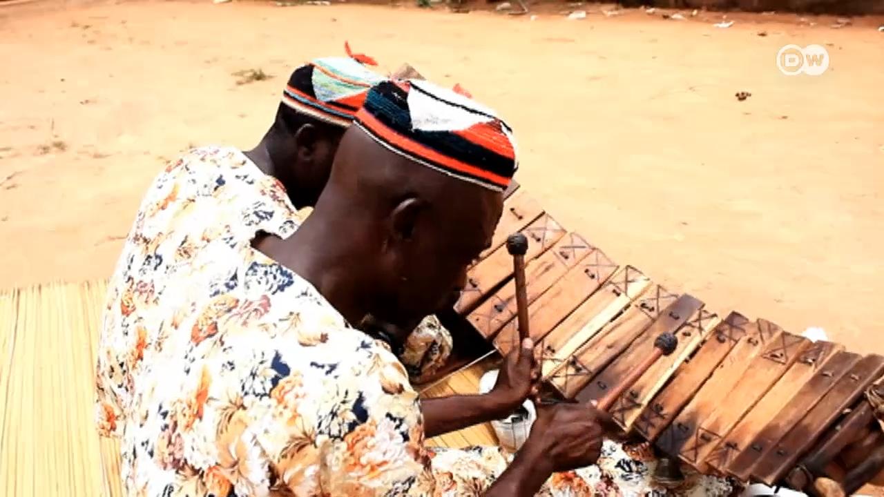 A Marimba é o maior instrumento musical da tradição angolana, fabricado de forma artesanal em Malanje. 