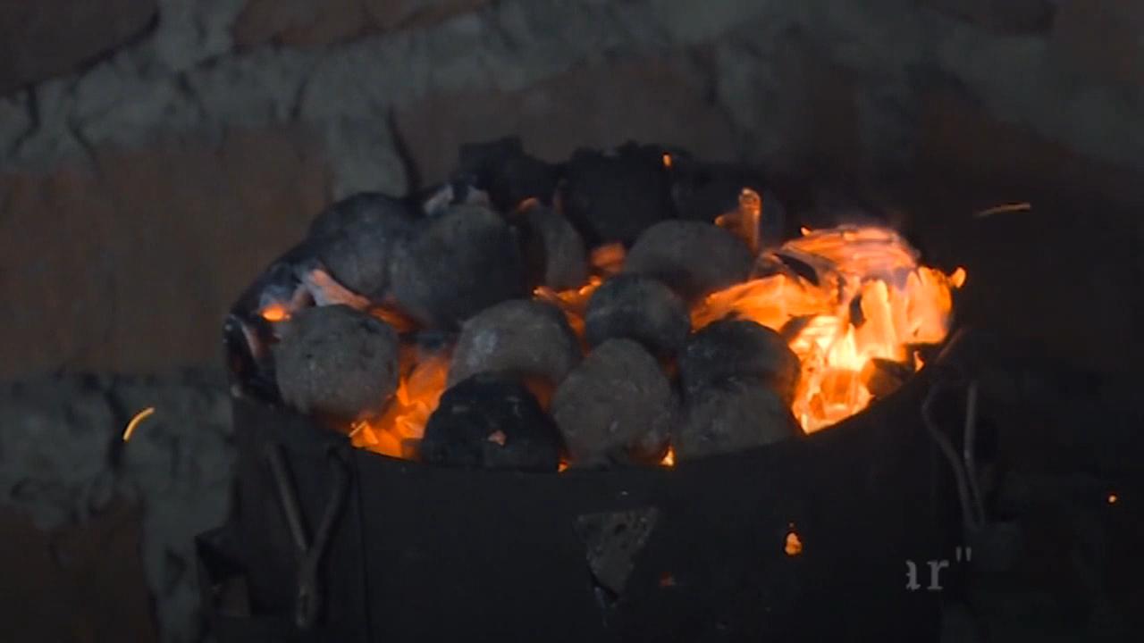 Porquê cozinhar com lenha quando se pode usar pedras reutilizáveis? Um ugandês transformou esta ideia num negócio.