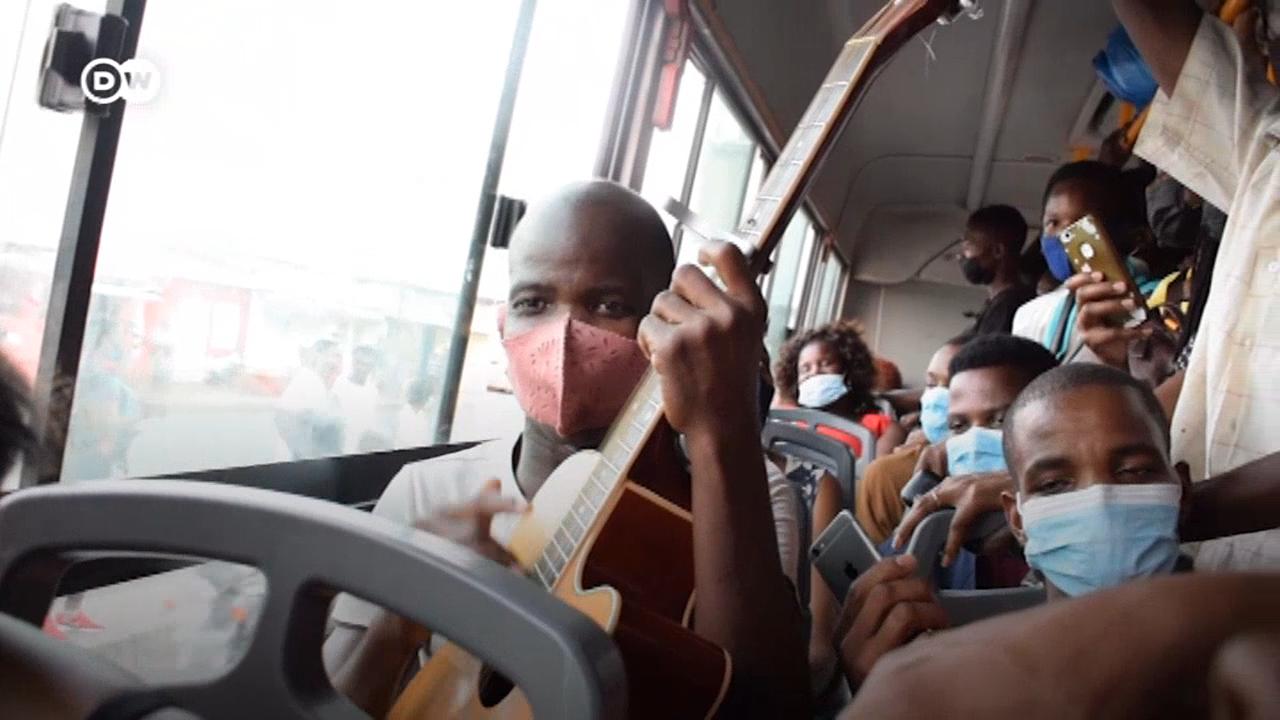Miguel Guiamba faz sucesso com música ao vivo nas linhas metropolitanas do transporte coletivo de Maputo.