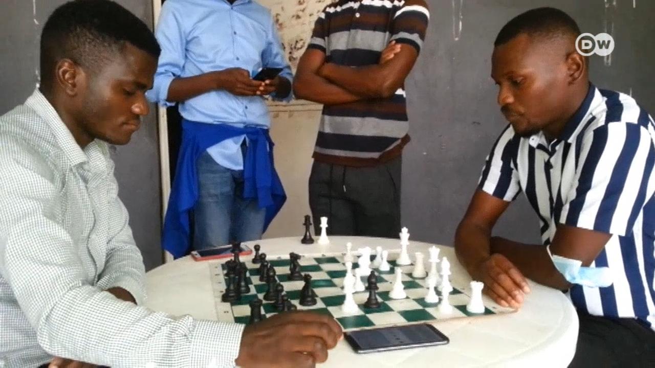 Cristo Gonçalves desafia jovens a jogarem xadrez como forma de perceberem, de forma rápida, o mundo das ciências exatas.