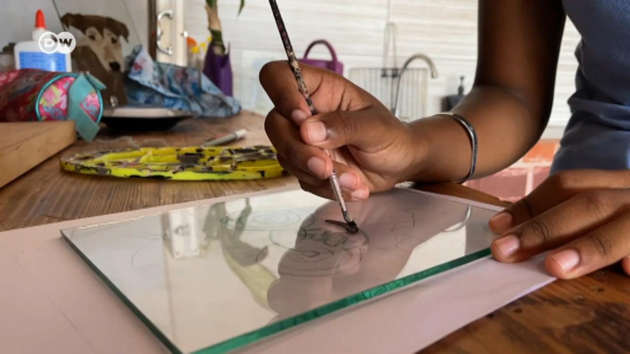 A jovem Daniela Alves, da Praia, cria obras de arte a partir de vidros novos e usados, jornais e madeira descartados.