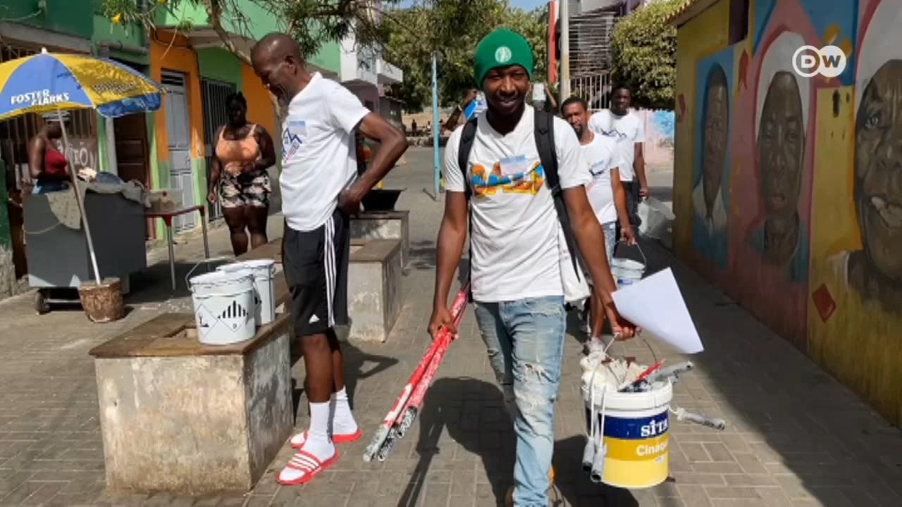 Dezenas de jovens ativistas pintam habitações em dois bairros da Praia, Várzea e Tira-Chapéu, com tintas inseticidas.
