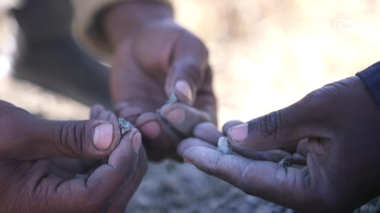 Os poucos mineiros artesanais da África do Sul ficam apenas com os restos da riqueza dos diamantes.