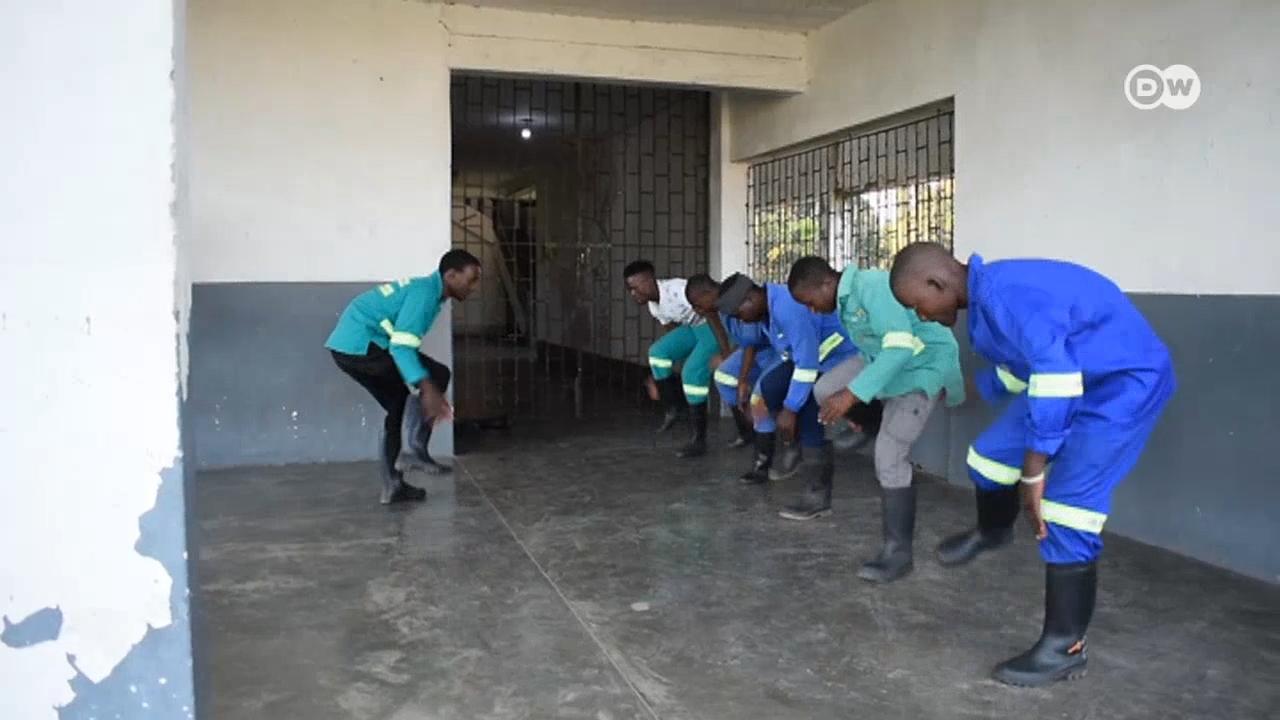 Jovens dançarinos moçambicanos homenageiam familiares mineiros na África do Sul.