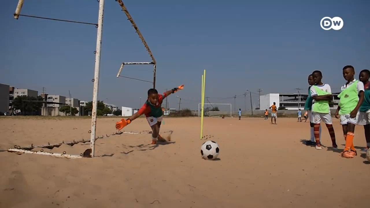 Uma academia de futebol em Maputo está a treinar dezenas de crianças de 5 a 17 anos de idade.