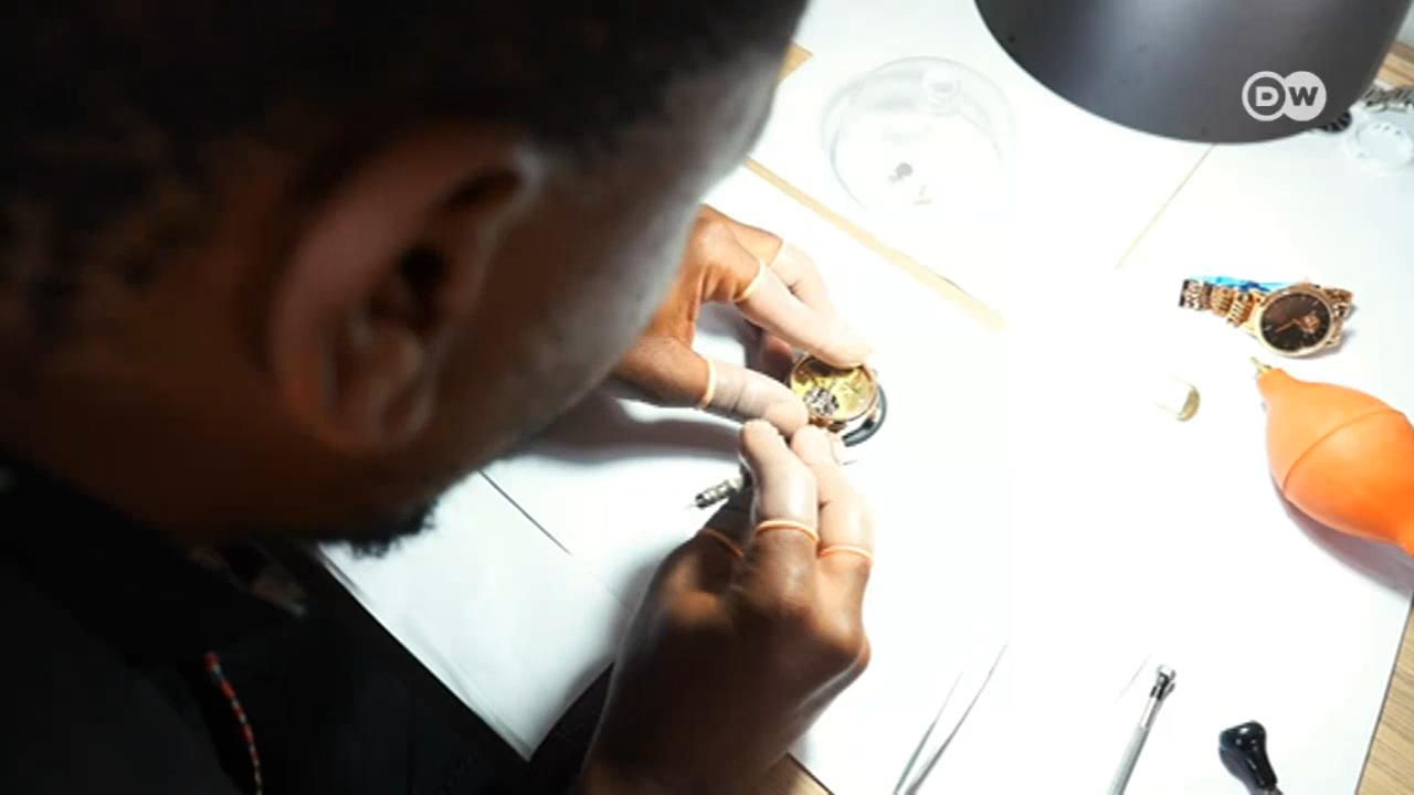 O relojoeiro sul-africano Kholofelo Masha faz peças muito especiais, com desenhos baseados na cultura africana.