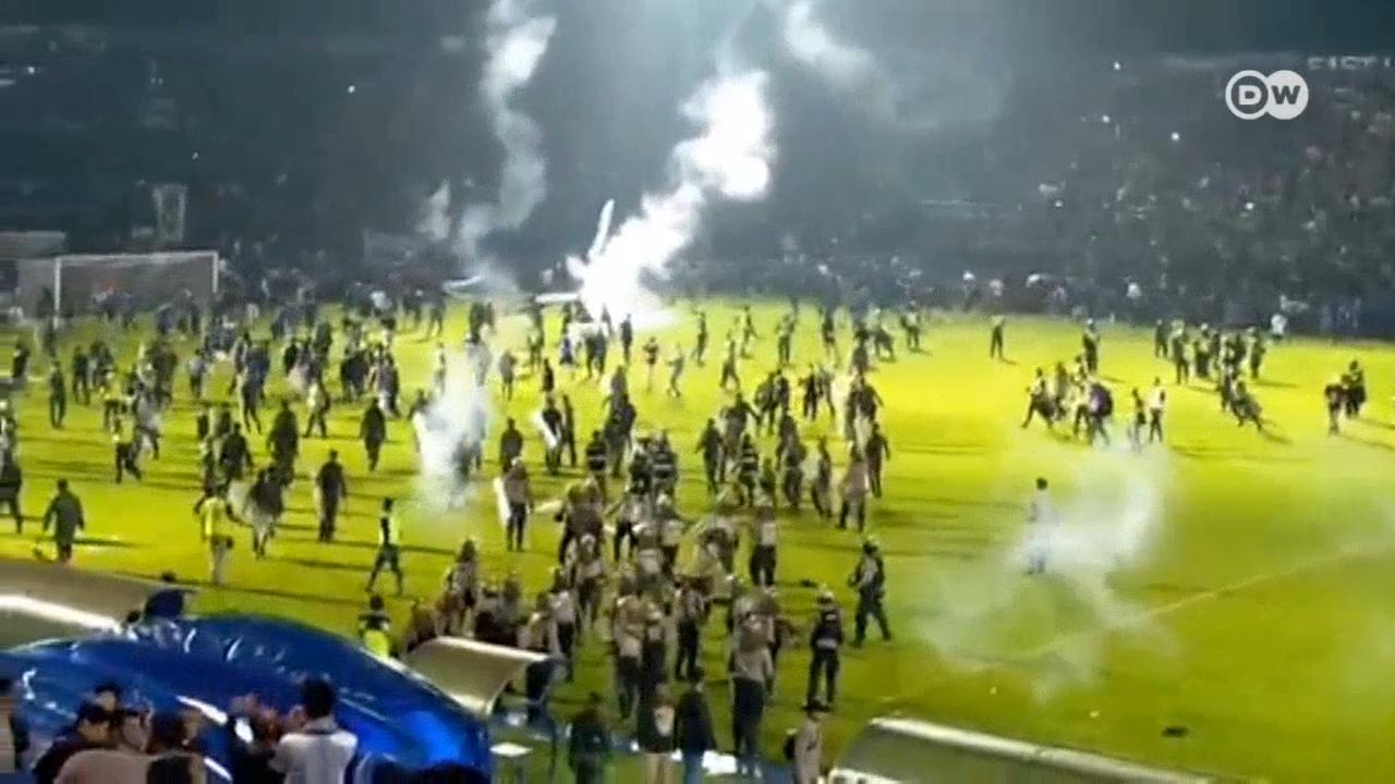 O número de mortos nos tumultos num estádio em Malang, na Indonésia, sobe dia após dia.